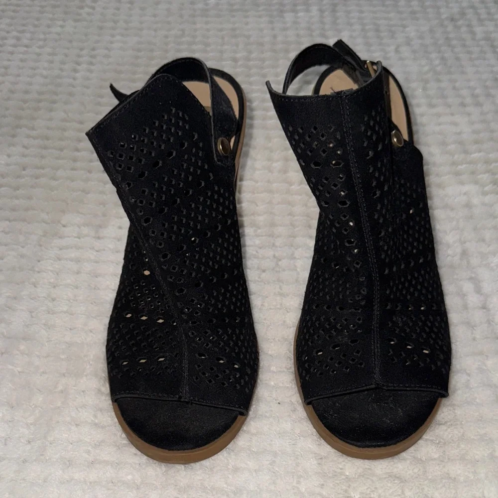 ✨🖤 Like New - DV Black Perforated Heeled Sandals – Women’s Size 6.5 - Picture 2 of 10